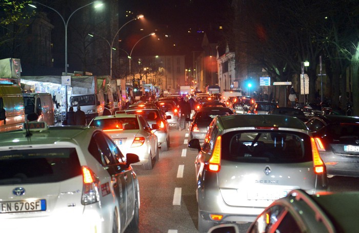 Como shopping in città nel giorno dell'Immacolata, traffico sul girone
