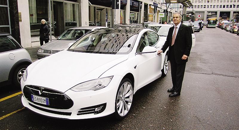 Rodrigo Rodriquez accanto alla sua Tesla<span xml:space=