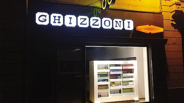 L’Ottica Ghizzoni accesa solo per colpa del timer