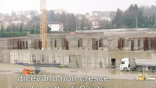 Un fermo immagine del video cantato dal “Famoso Coro”