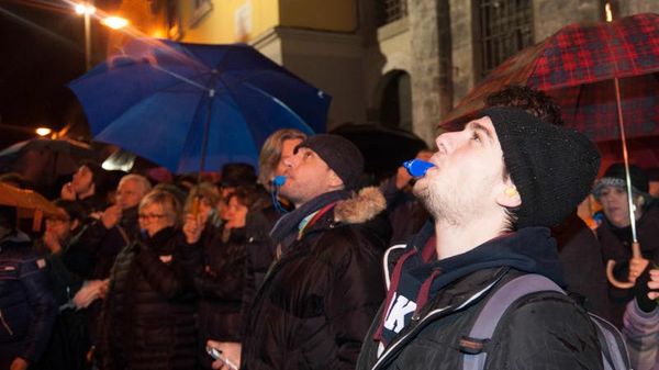 Como manifestazione fuori dal consiglio comunale contro la ZTL zona a traffico limitato in piazza Roma