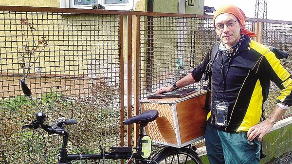 Alessandro Sacconi si è inventato un lavoro e in bici fa le consegne a domicilio
