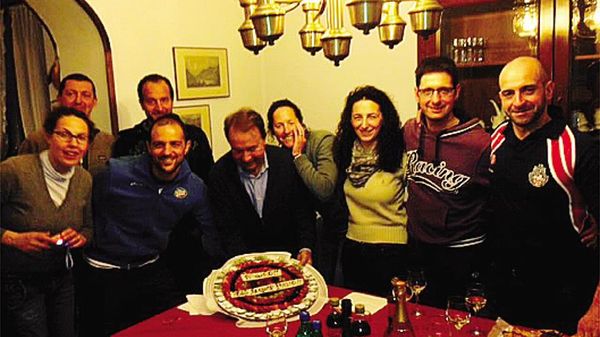 Emilio Torri (al centro con la torta) festeggiato dagli amici a Bellagio