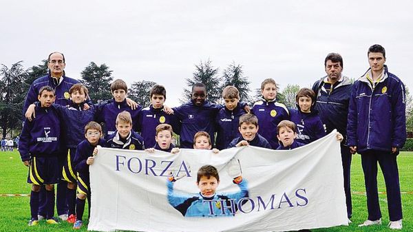 I “Pulcini 2002” della squadra Serenza Carroccio con lo striscione per Thomas 