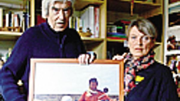 Mario Rumi assieme alla moglie, con una foto del figlio Manuel