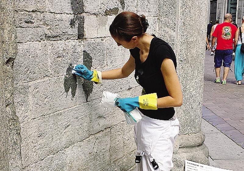 La restauratrice dell’Accademia Galli al lavoro ieri mattina<span xml:space=