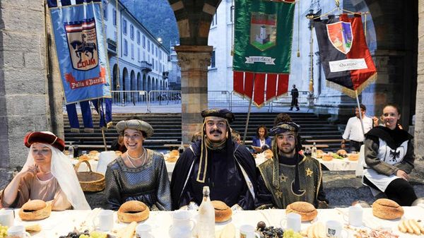 Como - Un momento della cena medievale del Palio del Baradello che si è svolta  sotto al Broletto, stasera una cena dello stesso periodo storico in via Grossi