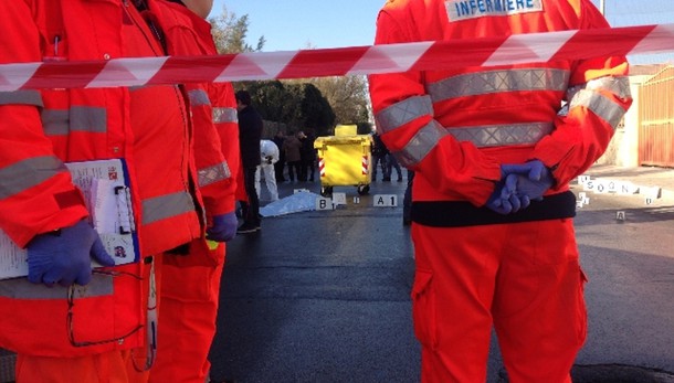Bari,pregiudicato ucciso con colpi mitra