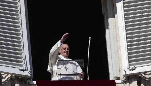 Papa: riconoscere Gesù nei poveri