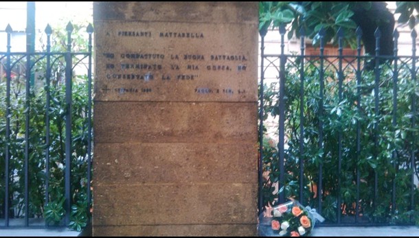 Mazzo rose in luogo omicidio Mattarella