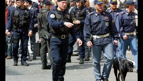 Charlie Hebdo, allerta anche a Roma
