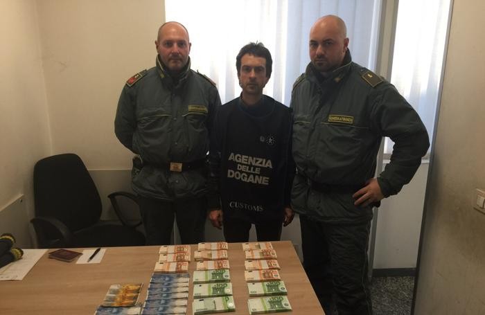 Como - Il sequestro di valuta alla dogana di Brogeda alla pensionata di Catania