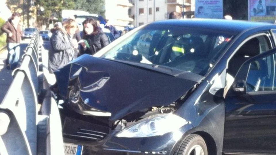 Lipomo, scontro tra due auto Un ferito e problemi al traffico Lipomo, scontro tra due auto Un ferito e problemi al traffico
