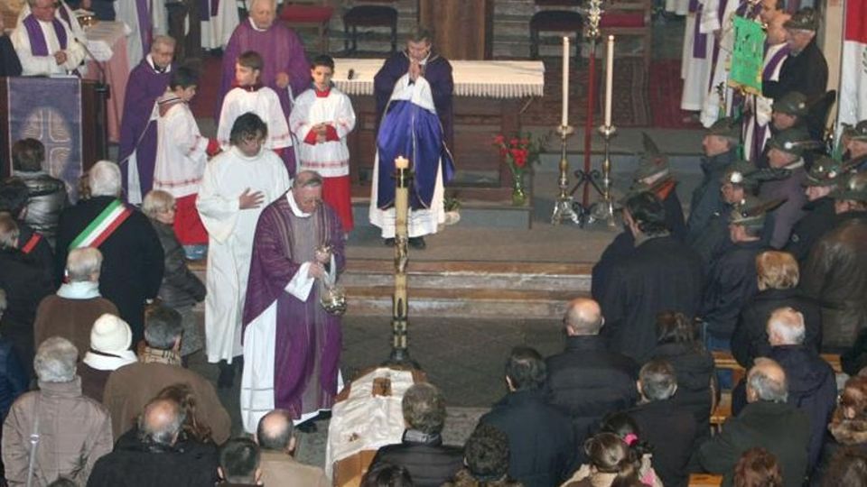 Una folla per l’addio a don Bianchi Chiesa gremita per l’ex parroco di Gera Una folla per l’addio a don Bianchi Chiesa gremita per l’ex parroco di Gera