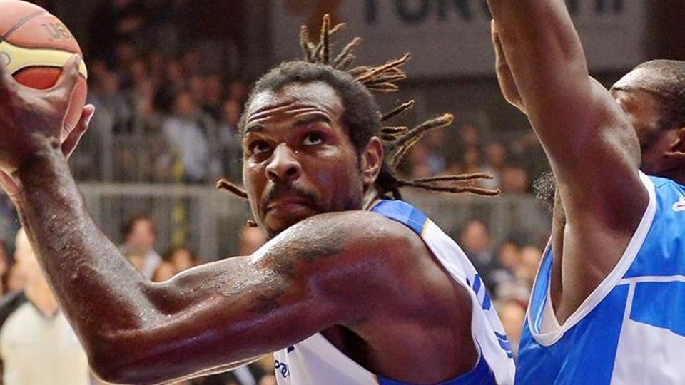 Cantù travolta a Sassari Cantù travolta a Sassari