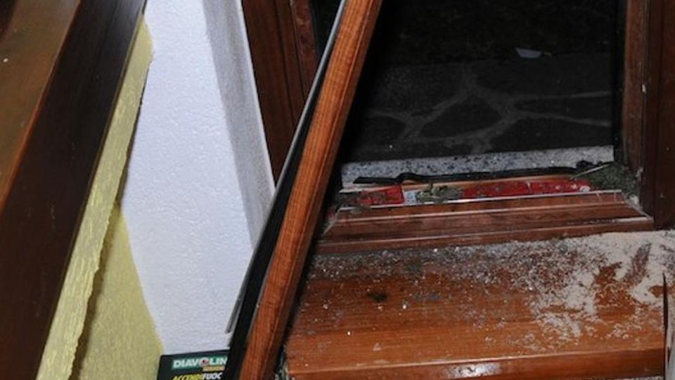 Vanno dal dottore, arrivano i ladri Fanno razzia e dispetti in cucina Vanno dal dottore, arrivano i ladri Fanno razzia e dispetti in cucina