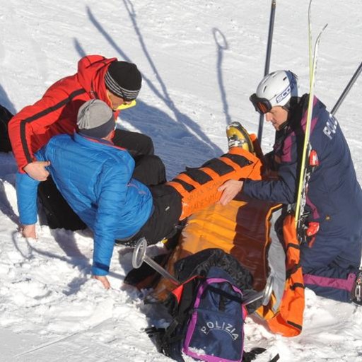 Tragedia sulle piste da sci, contro un palo e muore - Cronaca