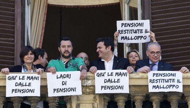 Salvini su balcone Ministero economia