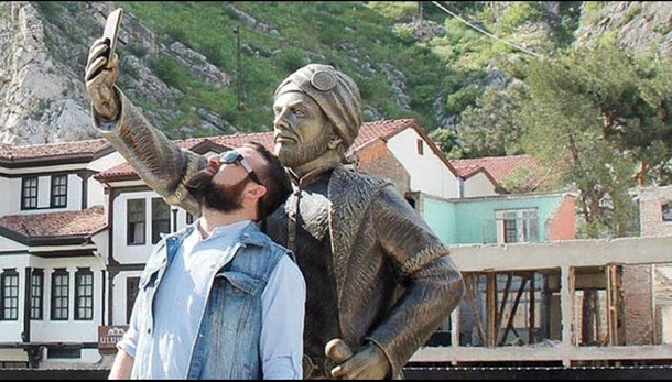 Statua principe ottomano che fa selfie