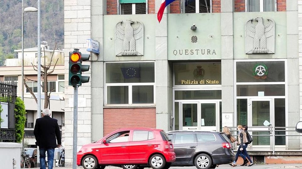 Como, ragazzina aggredita davanti alla sede della Questura Como, ragazzina aggredita davanti alla sede della Questura