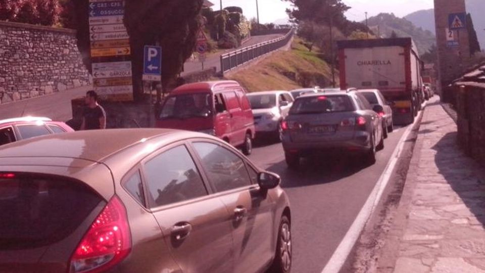 Festa in Svizzera Traffico in tilt a Como Festa in Svizzera Traffico in tilt a Como