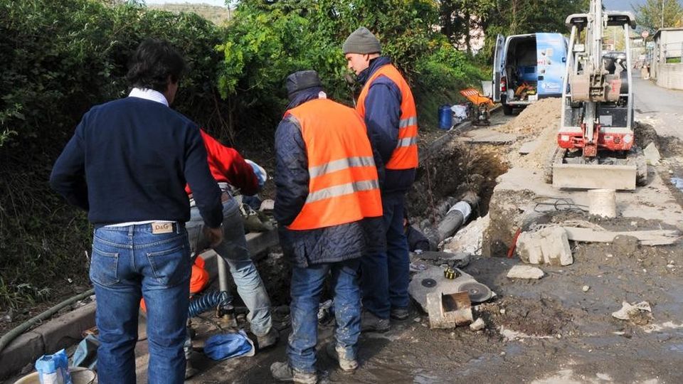 Per sbaglio danneggiano il tubo Niente acqua a Monte Olimpino Per sbaglio danneggiano il tubo Niente acqua a Monte Olimpino