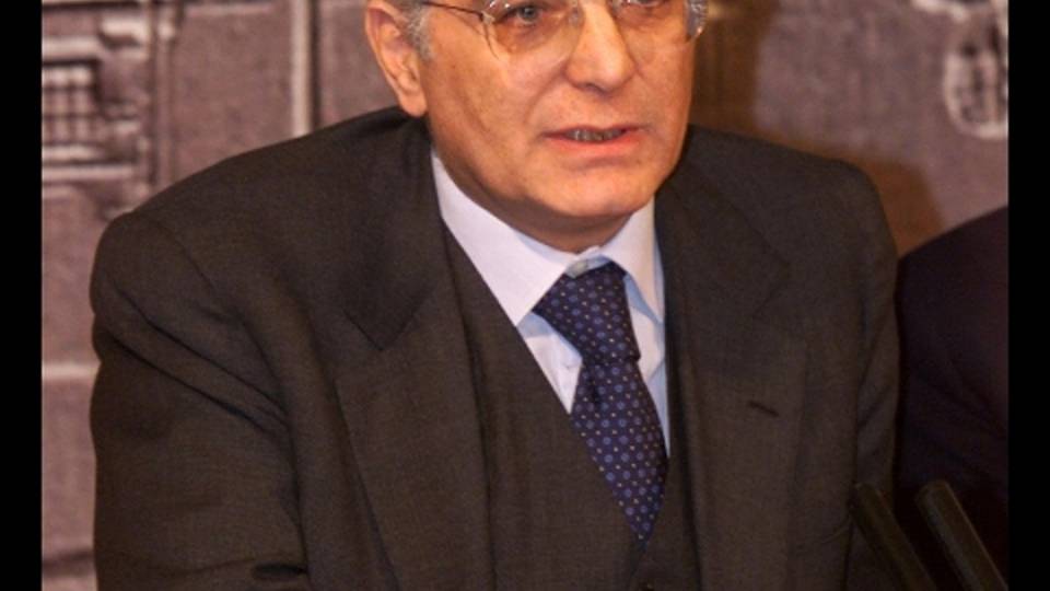 Mattarella si taglia stipendio Mattarella si taglia stipendio