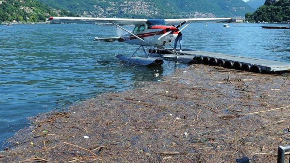 Rifiuti nel lago, che figuraccia I turisti: «Che vergogna» Rifiuti nel lago, che figuraccia I turisti: «Che vergogna»