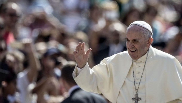 Papa: sostenere i cristiani perseguitati