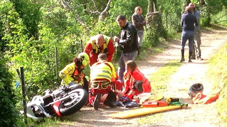 Esce di strada e vola per sei metri Motociclista grave a Sormano Esce di strada e vola per sei metri Motociclista grave a Sormano