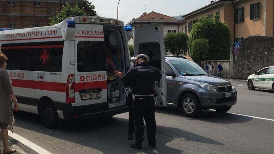 Anziana urtata sul marciapiede Cade e batte la testa Anziana urtata sul marciapiede Cade e batte la testa