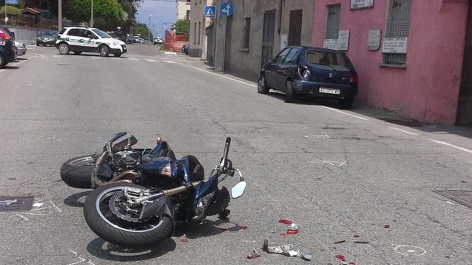 Olgiate, scontro in Garibaldina Motociclista in ospedale Olgiate, scontro in Garibaldina Motociclista in ospedale
