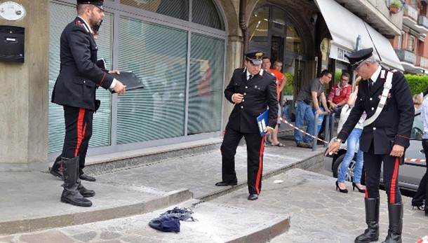 Dà fuoco direttrice banca,fermato in Vda