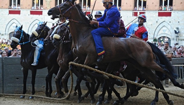 Palio Siena rinviato domani per pioggia