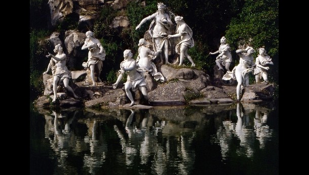 Reggia Caserta, fontana diventa piscina