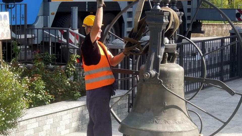 Erba, riecco le campane San Maurizio con il naso all’insù Erba, riecco le campane San Maurizio con il naso all’insù