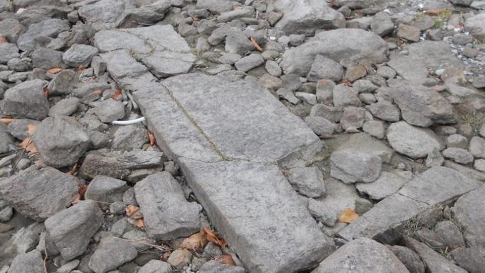 San Siro, il lago si abbassa E spuntano i resti di una chiesa San Siro, il lago si abbassa E spuntano i resti di una chiesa