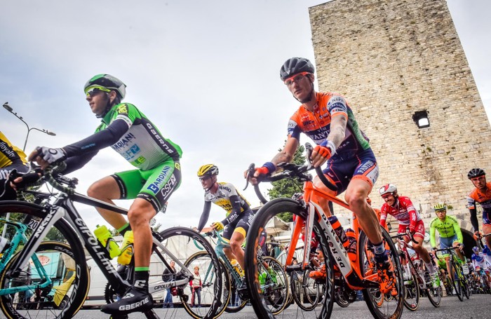 Como Giro di Lombardia passaggio della corsa a Porta Torre