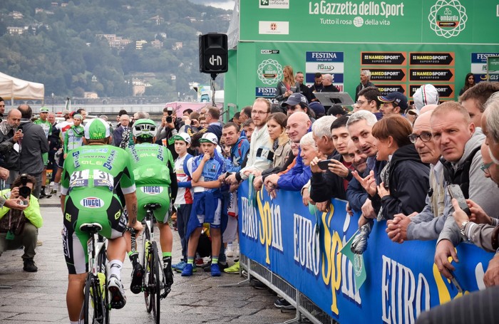 Como piazza Cavour preparativi per la partenza del Giro di Lombardia