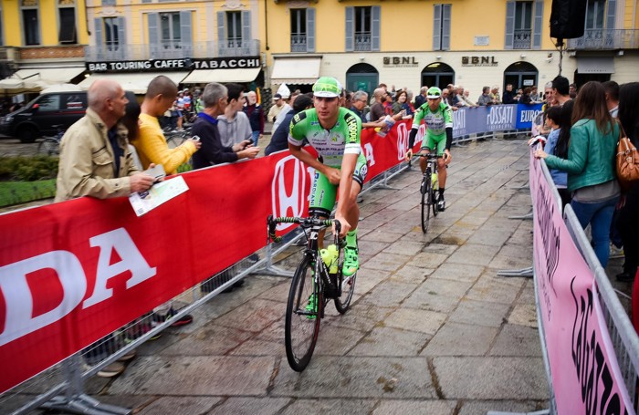 Como piazza Cavour preparativi per la partenza del Giro di Lombardia