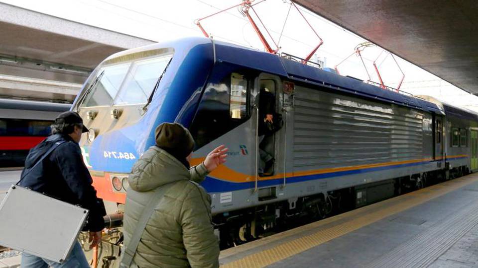 Noe Bari sequestra convogli Trenitalia Noe Bari sequestra convogli Trenitalia
