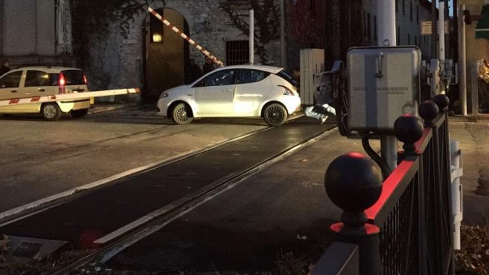 Si ferma con l’auto sui binari Il treno costretto a frenare Si ferma con l’auto sui binari Il treno costretto a frenare