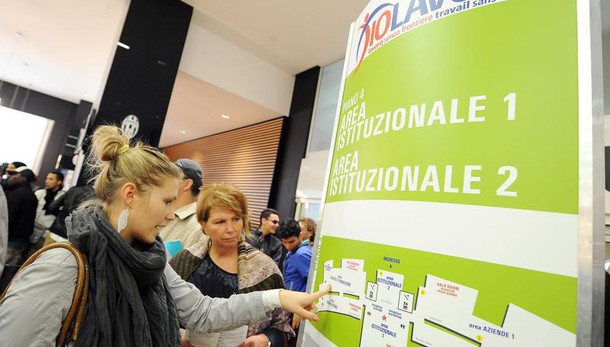 Disoccupazione giovani cala a 36,4%