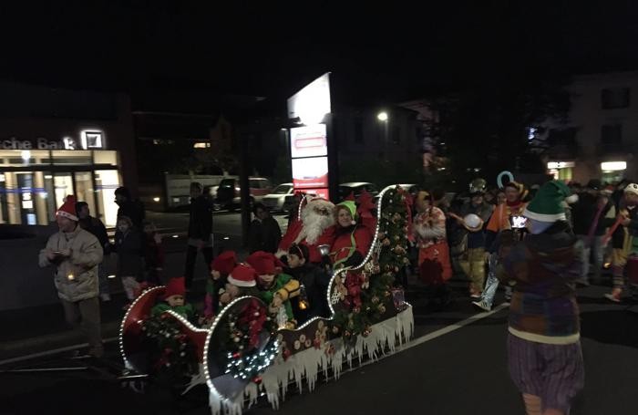 Olgiate, fiaccolata di Babbo Natale in centro