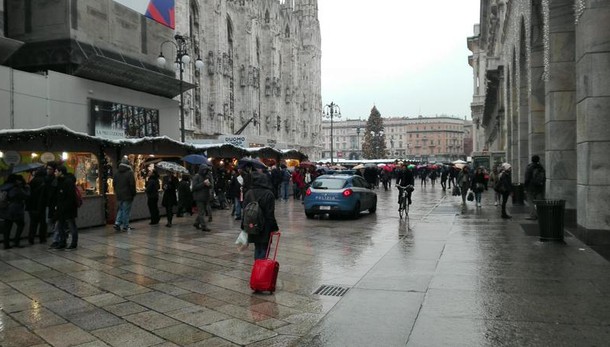 Uomo caduto da terrazze Duomo su guglie
