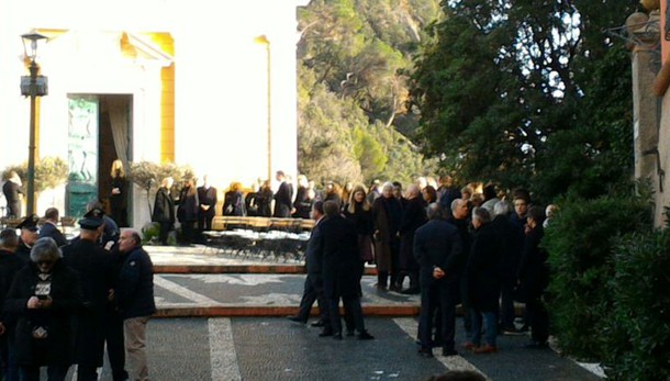 Funerali blindati, per Sozzani tanti vip