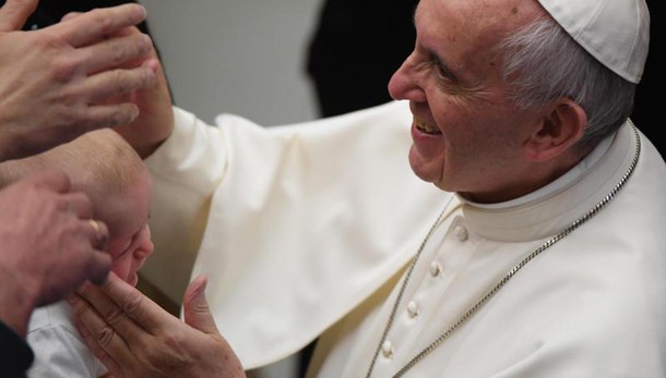 Papa: bimbi emarginati centro del Natale