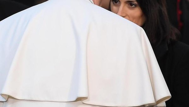 Papa, stretta di mano cordiale con Raggi