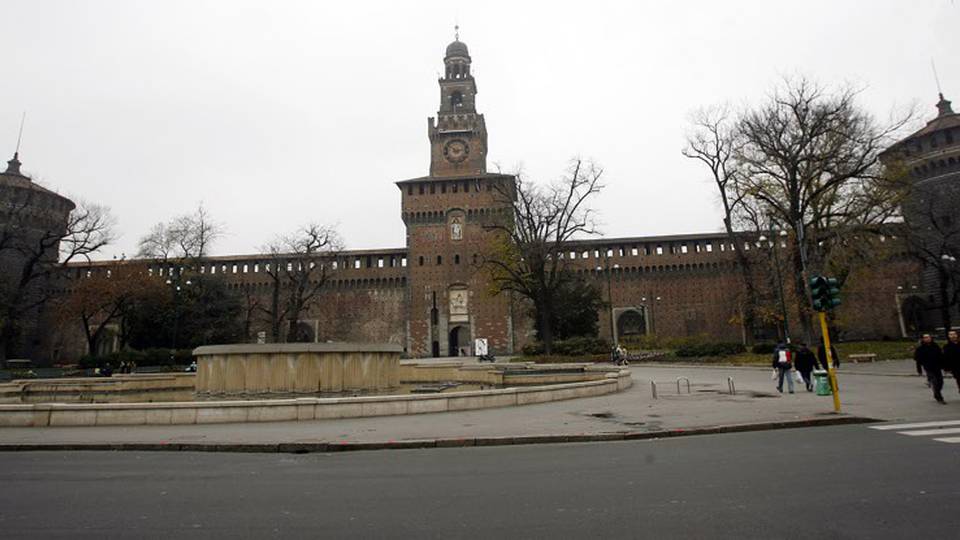 Morto Eco, omaggio al Castello Sforzesco Morto Eco, omaggio al Castello Sforzesco