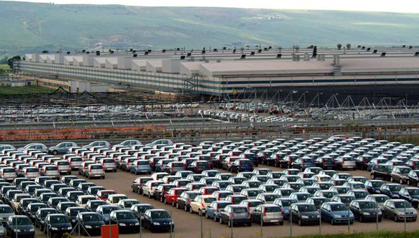 Mercato auto Italia +17,4%, meglio Fca